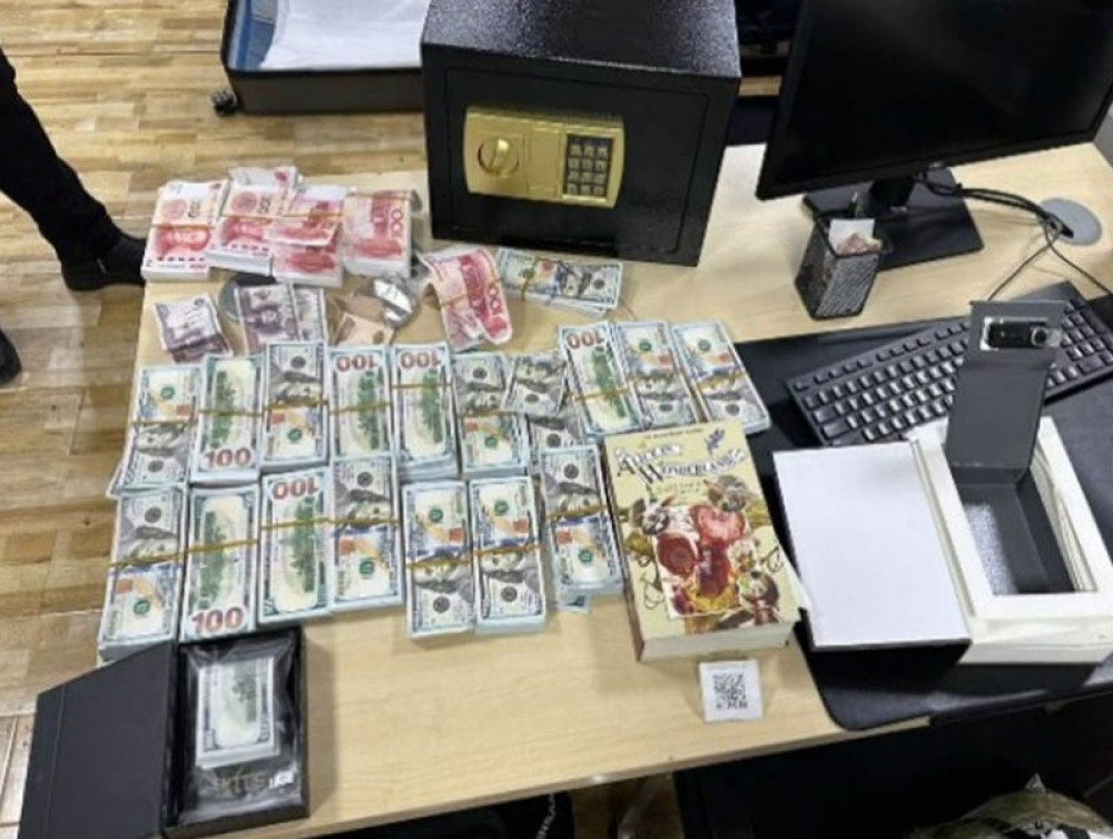 Юань, доллар хэвлэж, иргэдийг залилсан этгээдүүдийг баривчиллаа