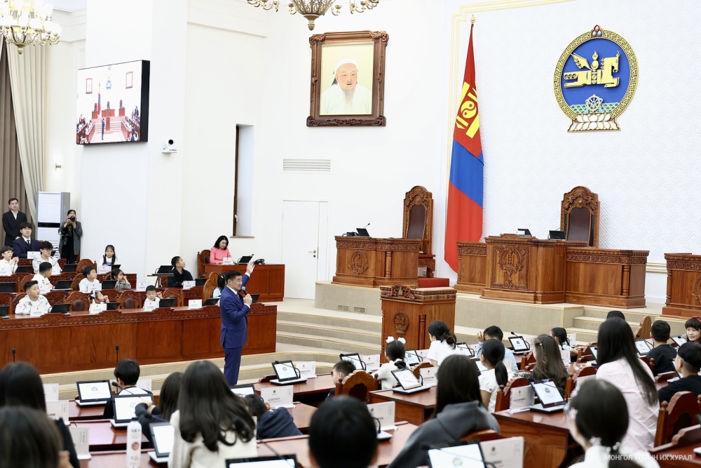 Төрийн ордонтой танилцсан хүүхдүүдтэй УИХ-ын дарга С.Бямбацогт уулзаж, баяр хүргэлээ